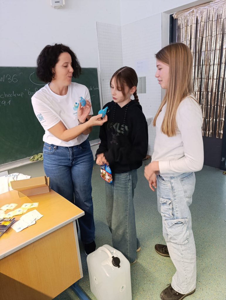 Erwachsene Frau mit zwei Schulkindern