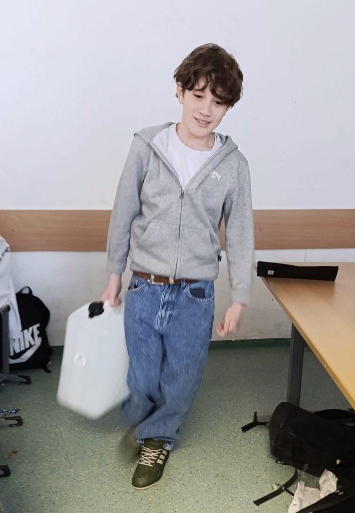 Junge mit gefülltem Wasserkanister